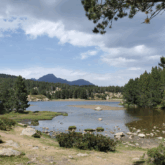Paysage de bord de lac en montagne sur le circuit de l'étape 7 du GR 10