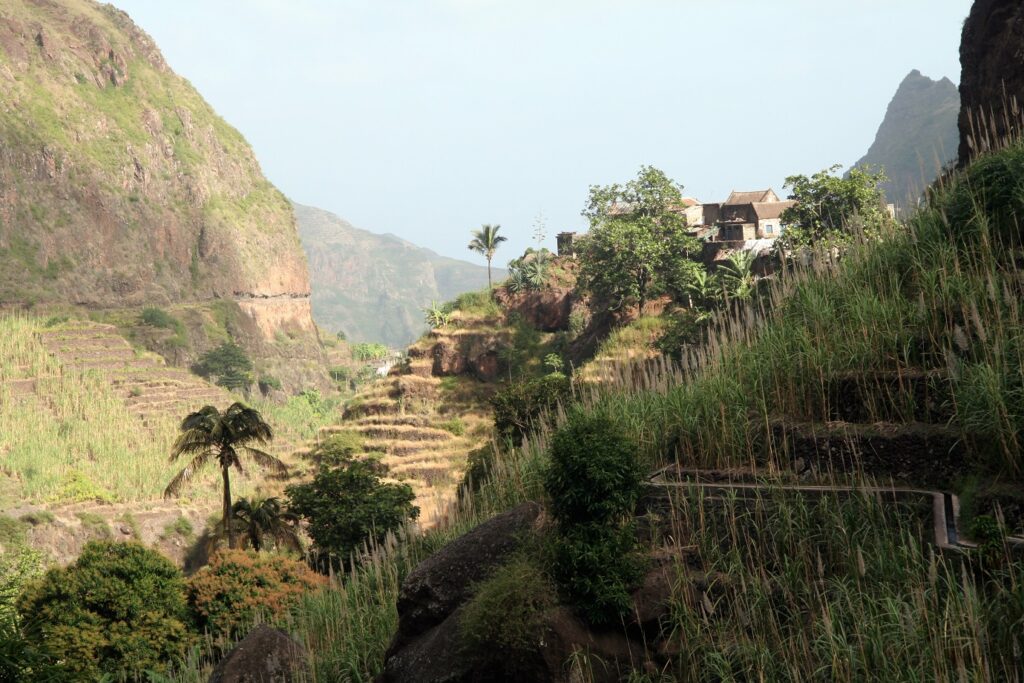 Paysage tout suspendu avec des maisons et des constructions à flanc de montagne ainsi qu'une structure de culture en terrasse