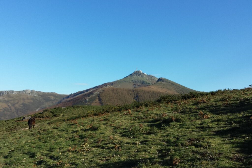 Paysage du Pays basque avec un sommet en arrière-plan