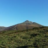 Paysage du Pays basque avec un sommet en arrière-plan