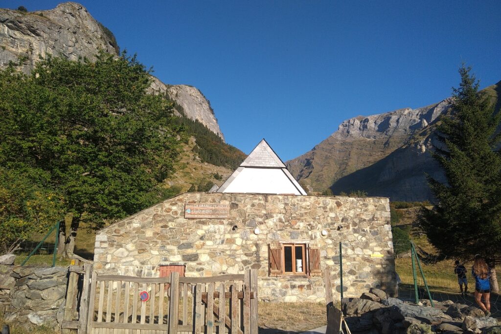 Paysage de montagne avec une maison en pierre.