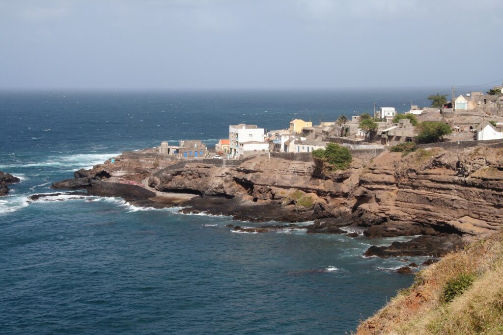 Paysage maritime avec sur la côte des villages