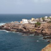 Paysage maritime avec sur la côte des villages