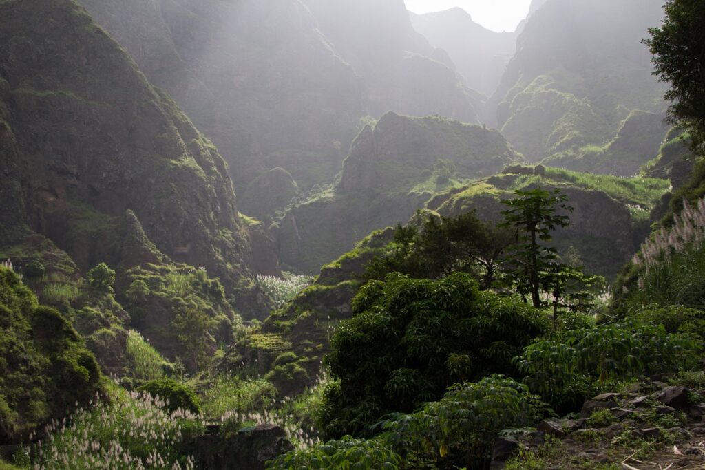 Paysage du Cap Vert éclairé par le soleil dans une vallée du Cap Vert