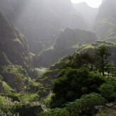 Paysage du Cap Vert éclairé par le soleil dans une vallée du Cap Vert