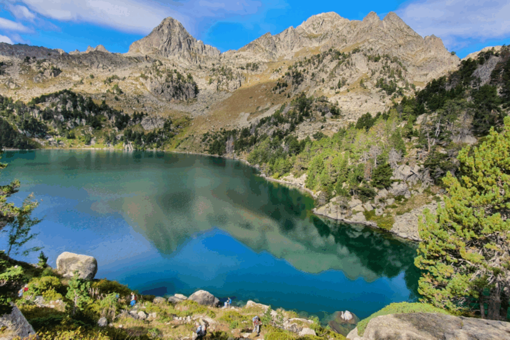 Paysage de montagne avec un lac dans les Encantats observé lors d'un séjour de randonnée accompagné d'un guide