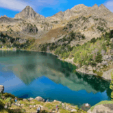 Paysage de montagne avec un lac dans les Encantats observé lors d'un séjour de randonnée accompagné d'un guide