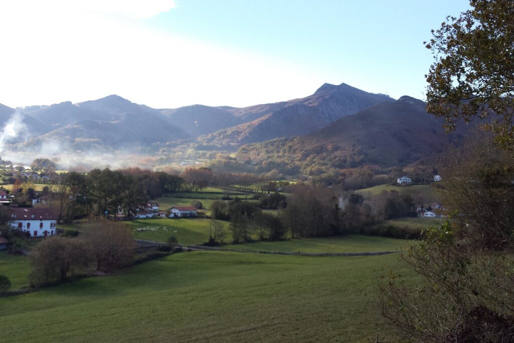 Paysage du Pays basque avec des sommets en fond et une vallée verdoyante au premier plan
