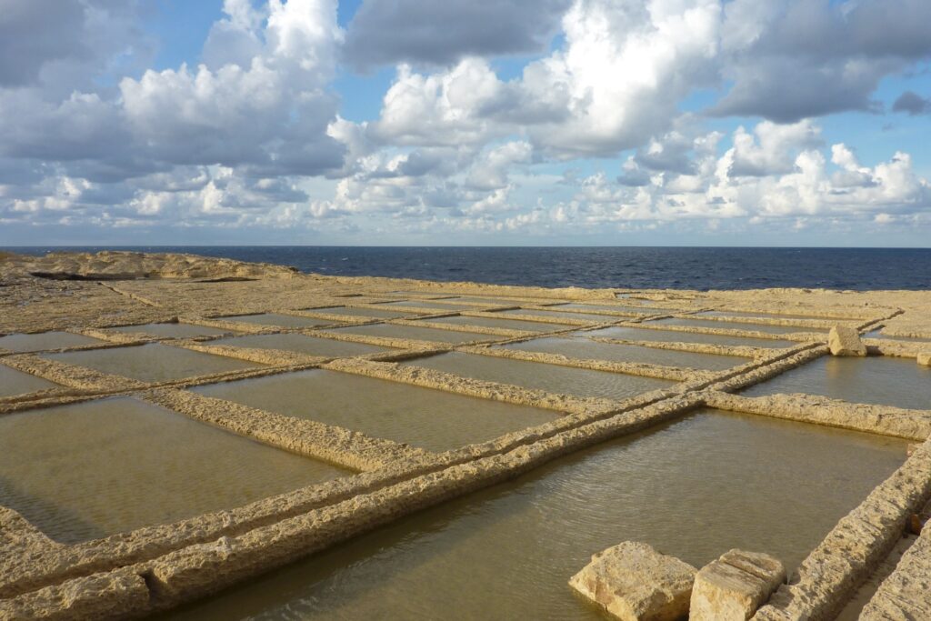 Paysage à Malte de culture à base d'eau de mer avec sur le côté la mer