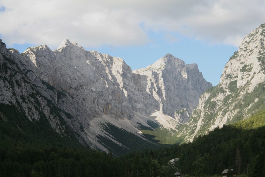 Paysage de randonnée observé par un groupe lors d'un séjour de randonnée des Alpes juliennes jusqu'aux Karavanes