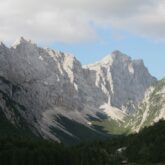 Paysage de randonnée observé par un groupe lors d'un séjour de randonnée des Alpes juliennes jusqu'aux Karavanes