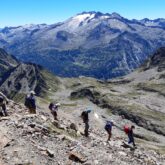 groupe de randonneurs dans le massif de l'Aneto en train de descendre sur un sentier de pierres