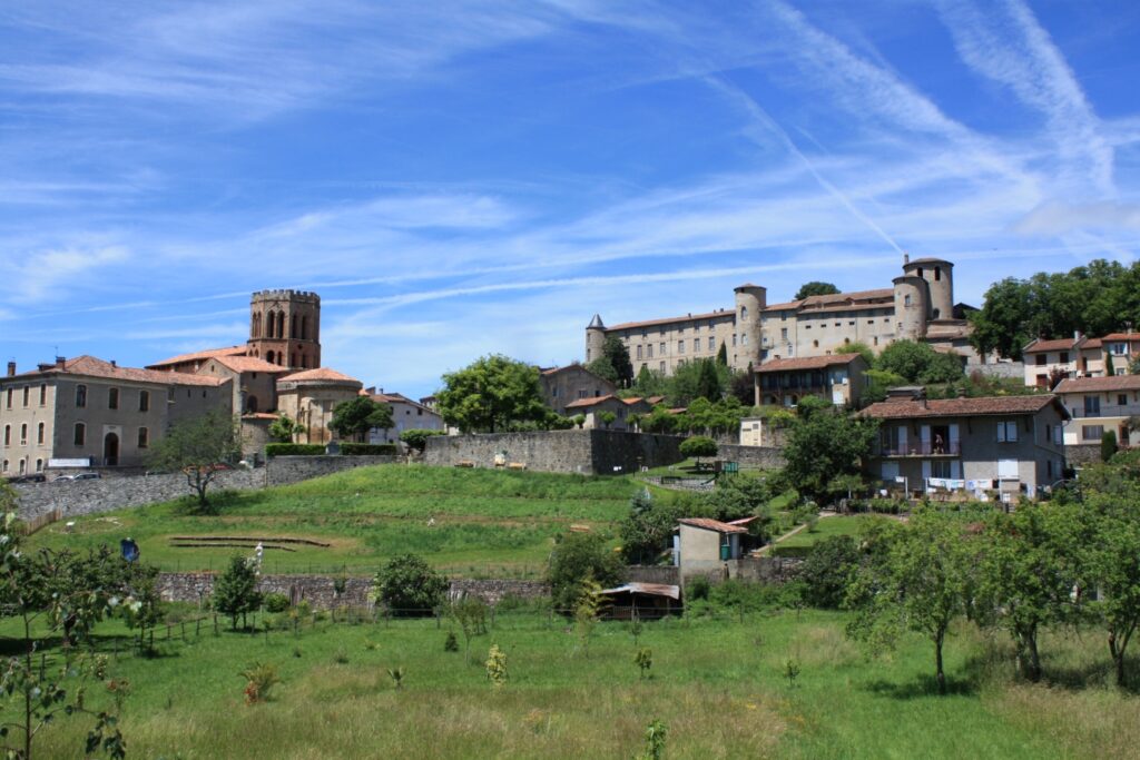 Village d'Arriège observé au cours de randonnée