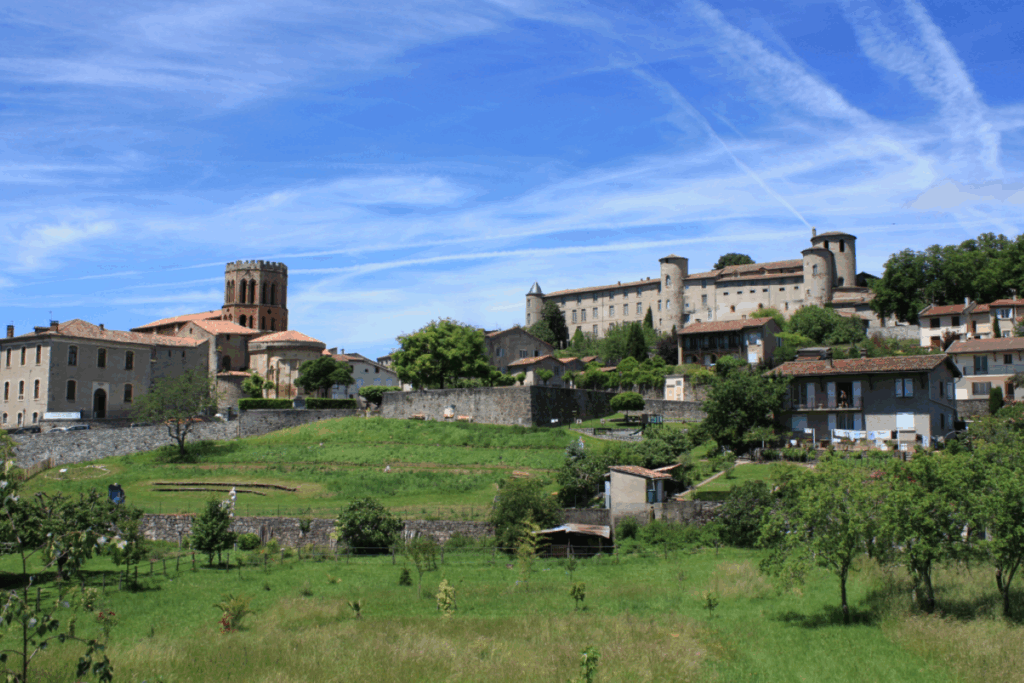 Petit village d'Ariège observé en raconté en été