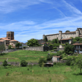 Petit village d'Ariège observé en raconté en été
