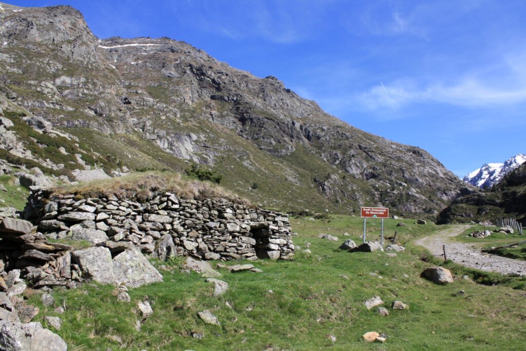 Paysage montagnard d'Ariège avec un muret construit en pierre
