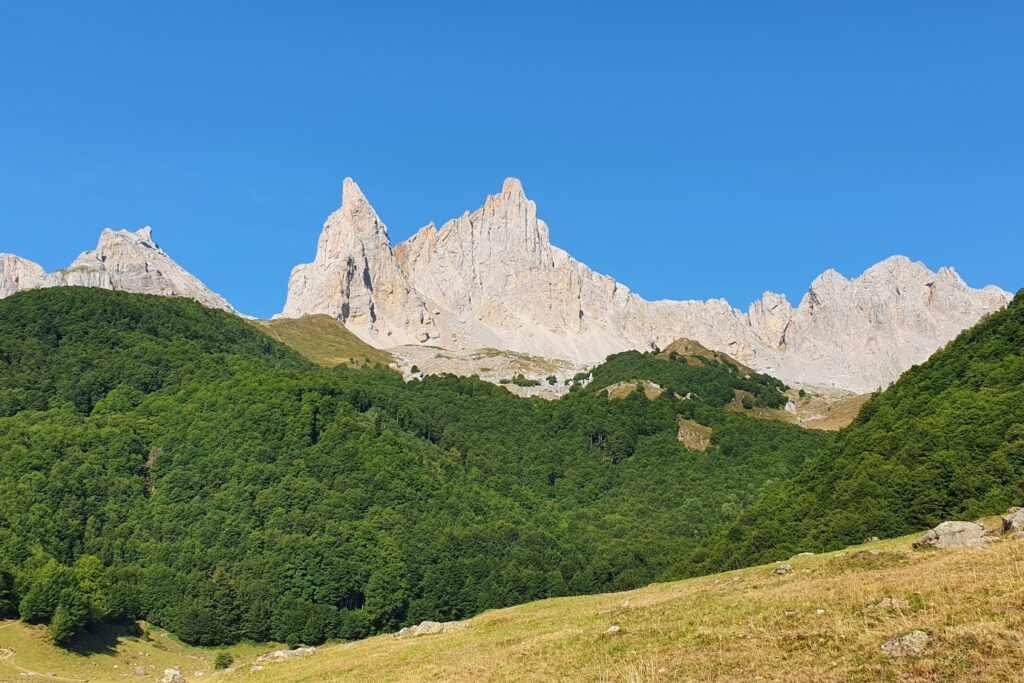 Paysage de montagne observé entre Aspe et Ossau lors d'un séjour encadré par un guide