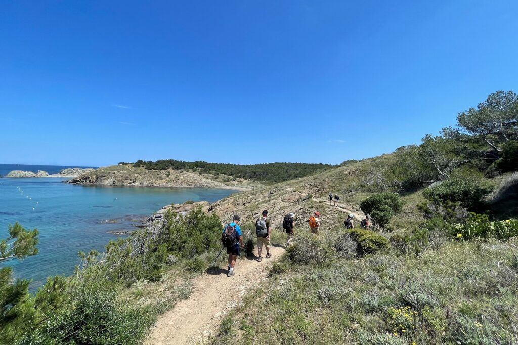 Chemin de randonnée avec un groupe et leur guide