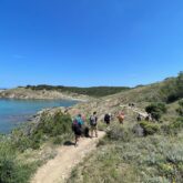 Chemin de randonnée avec un groupe et leur guide