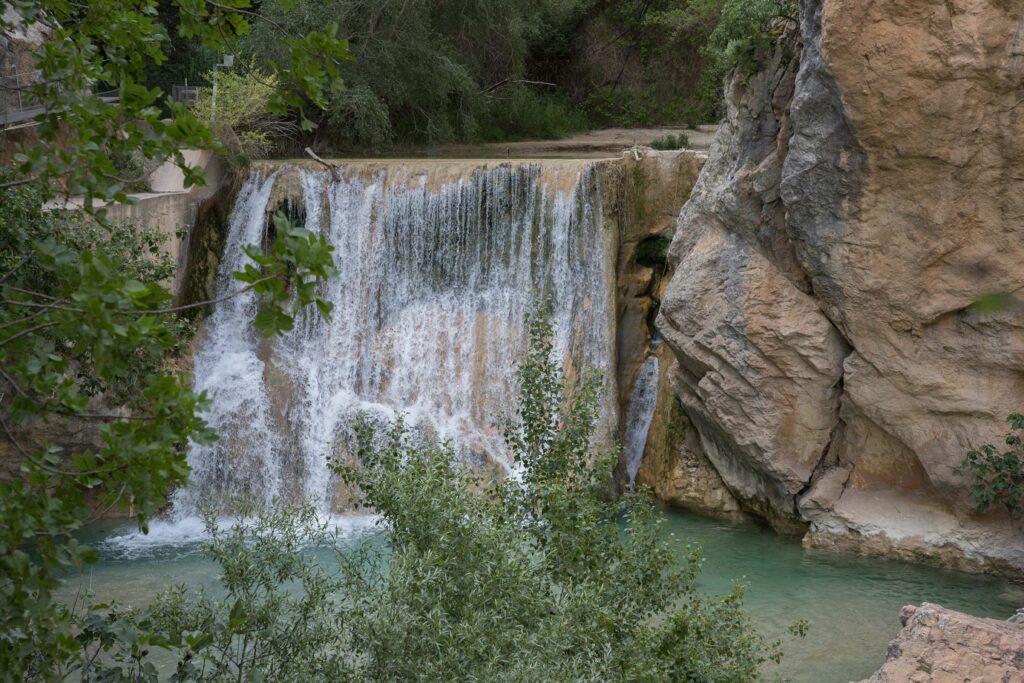 Cascade en Sierra de Guara sur de la roche caractéristique de la zone