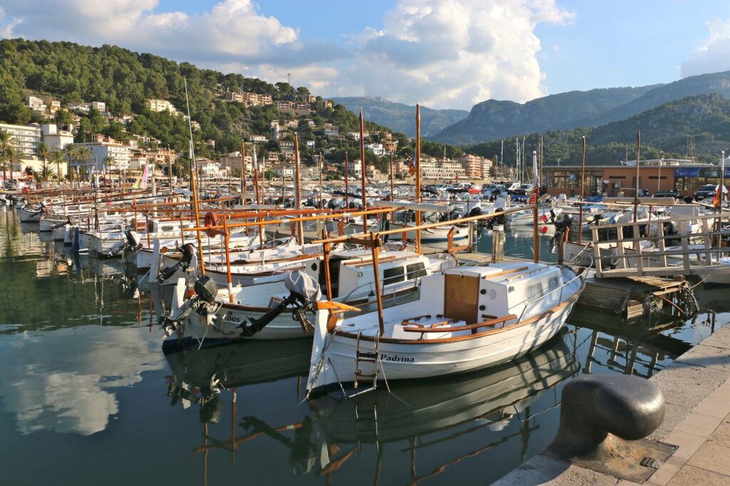 Port sur une île des Baléares avec des bateaux de pêcheurs