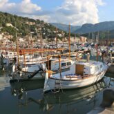 Port sur une île des Baléares avec des bateaux de pêcheurs