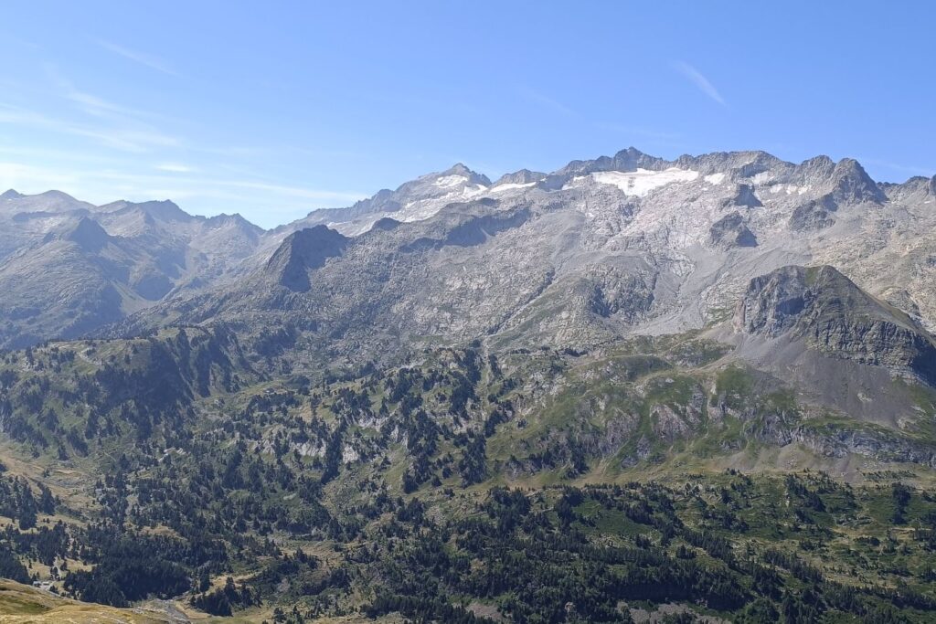 prise de vue en altitude du paysage au cours de randonnée accompagnée entre l'Aneto et Benasque