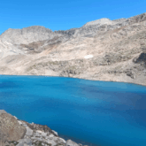 Lac de montagne bleu entouré de montagnes grises