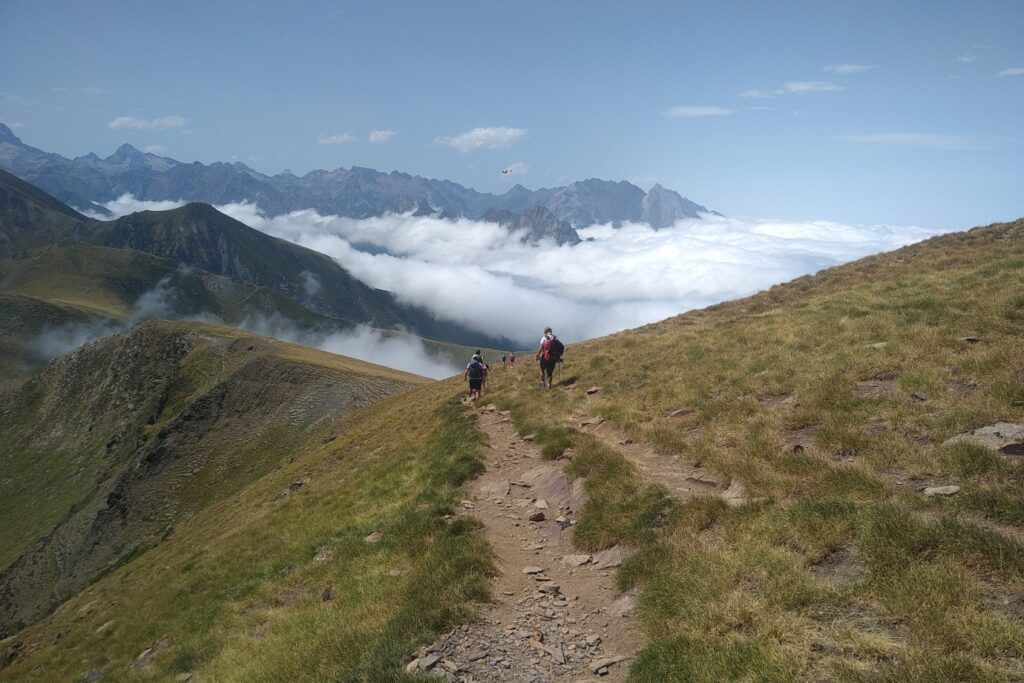 Groupe de randonneurs sur un sentier lors de randonnée dans la zone de Cauteret