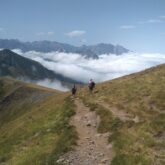 Groupe de randonneurs sur un sentier lors de randonnée dans la zone de Cauteret
