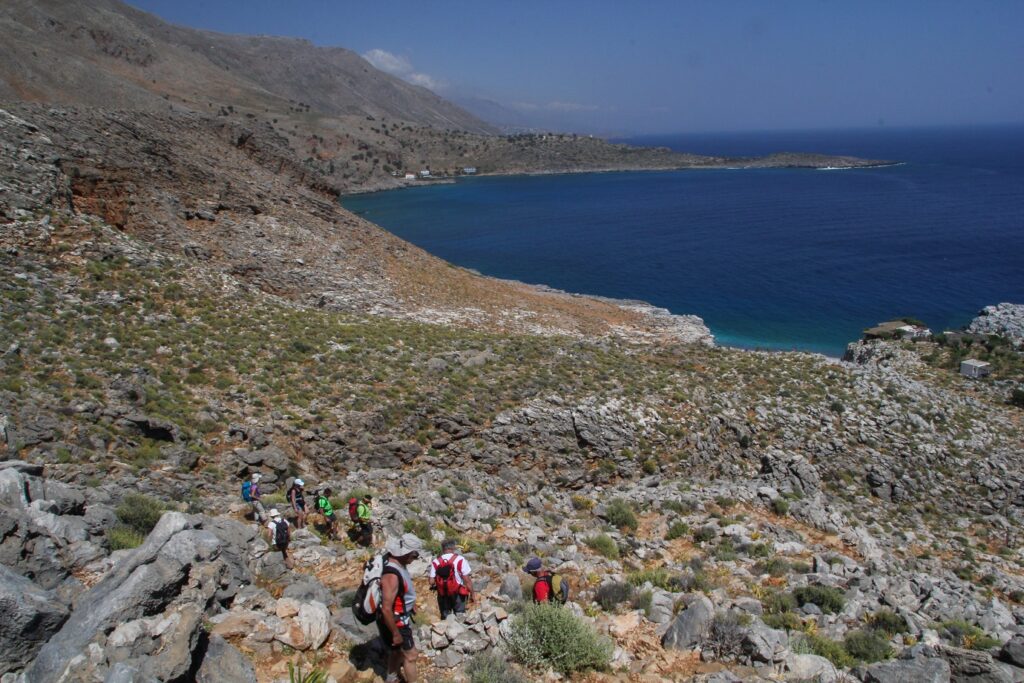 Groupe de randonneurs en Crète sur un sentier de randonnée avec des rochers