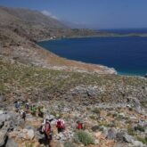 Groupe de randonneurs en Crète sur un sentier de randonnée avec des rochers