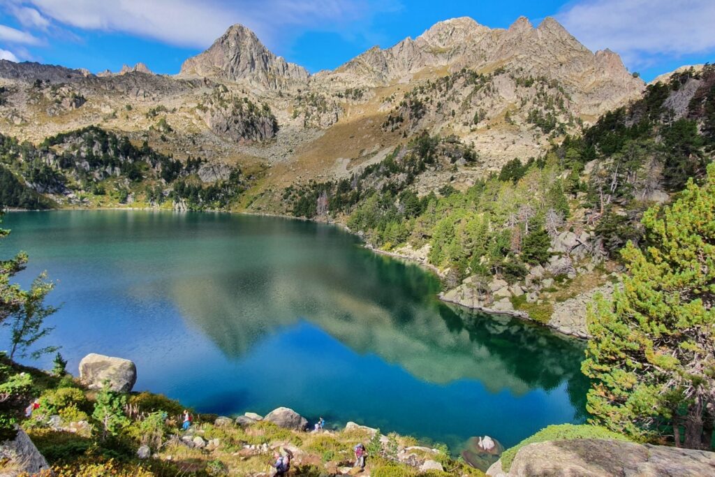 Lac de montagne dans les encartais, observé lors d'un séjour de randonnée non accompagné