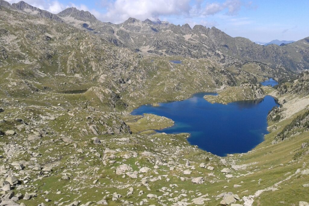 Lac de montagne en contrebas, entouré de montagnes et d'une vallée