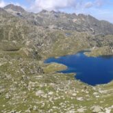 Lac de montagne en contrebas, entouré de montagnes et d'une vallée
