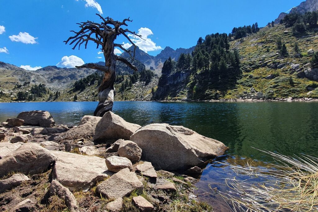 Lac de montagne encadré de sommets