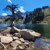 Lac de montagne encadré de sommets