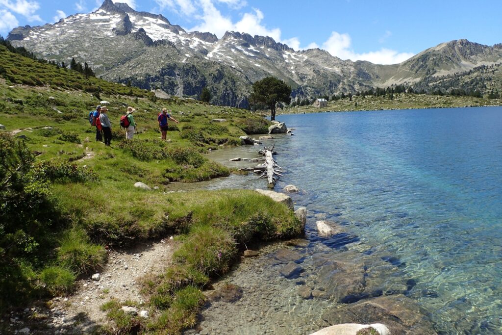 Paysage montagnard avec un groupe de randonneurs et leur guide sur un sentier