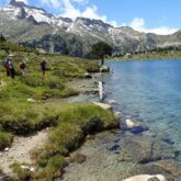 Paysage montagnard avec un groupe de randonneurs et leur guide sur un sentier