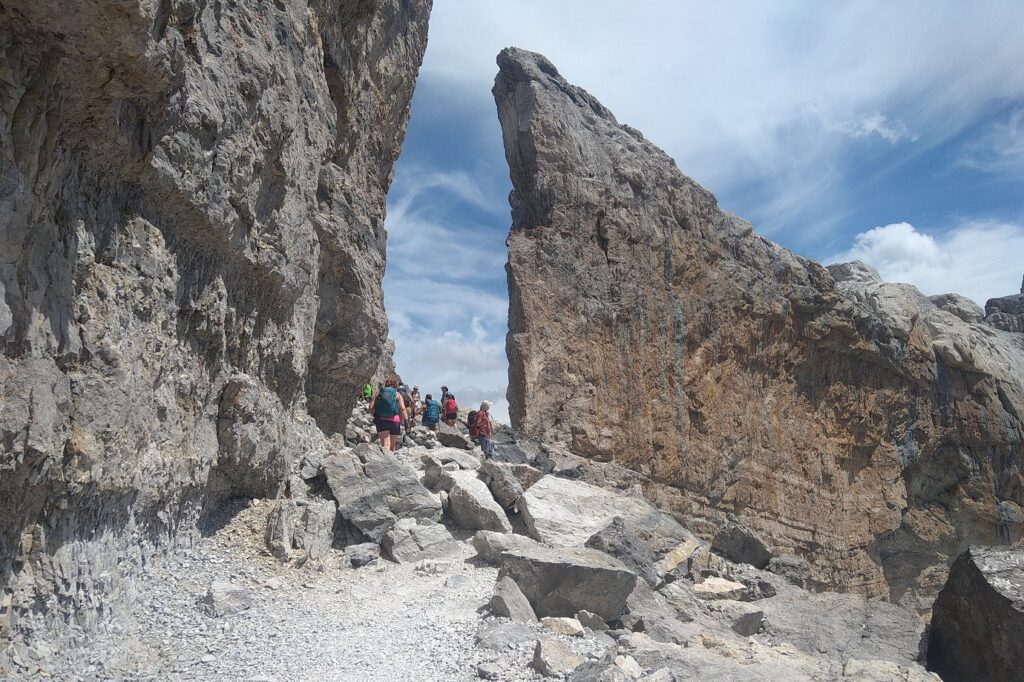 Paysage montagnard avec des randonneurs sur un sentier