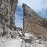 Paysage montagnard avec des randonneurs sur un sentier