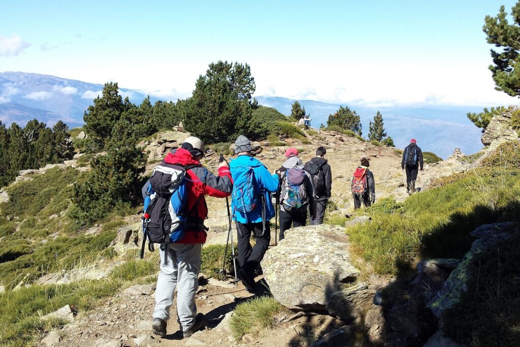 Groupe de randonneurs sur un sentier en montagne au cours d'une randonnée de l'étape 8 de la haute route pyrénéenne
