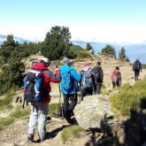 Groupe de randonneurs sur un sentier en montagne au cours d'une randonnée de l'étape 8 de la haute route pyrénéenne
