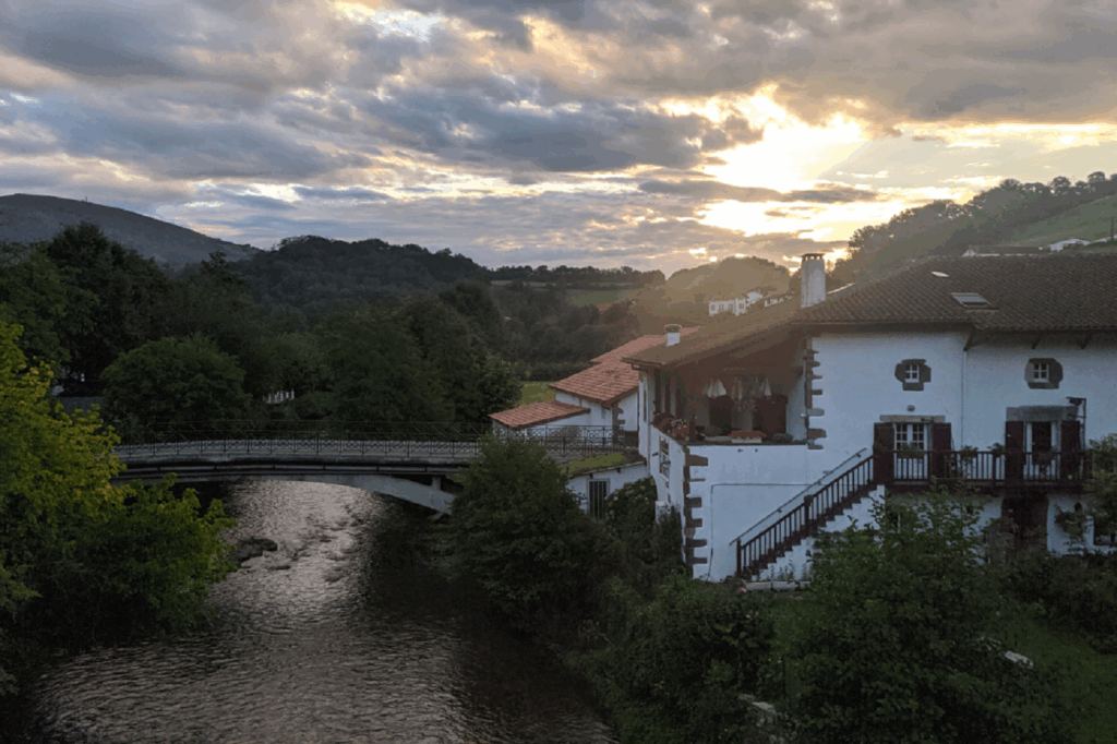 Paysage d'un village du Pays Basque caractérisé par l'architecture et les couleurs