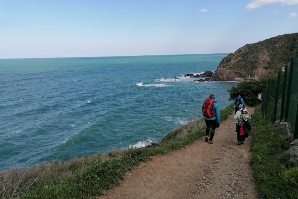 Groupe de randonneurs sur un sentier côtier entre Collioure et Cadaques en séjour randonnée en liberté