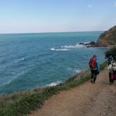 Groupe de randonneurs sur un sentier côtier entre Collioure et Cadaques en séjour randonnée en liberté