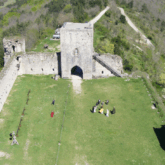 groupe de randonneurs pris de haut en photo, les randonneurs sont alors dans les ruines d'un fort cathare