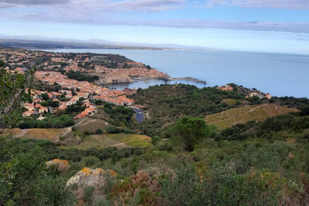 Paysage en contrebas avec la mer en contrebas et des villages, prise de vue depuis les hauteurs