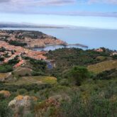 Paysage en contrebas avec la mer en contrebas et des villages, prise de vue depuis les hauteurs