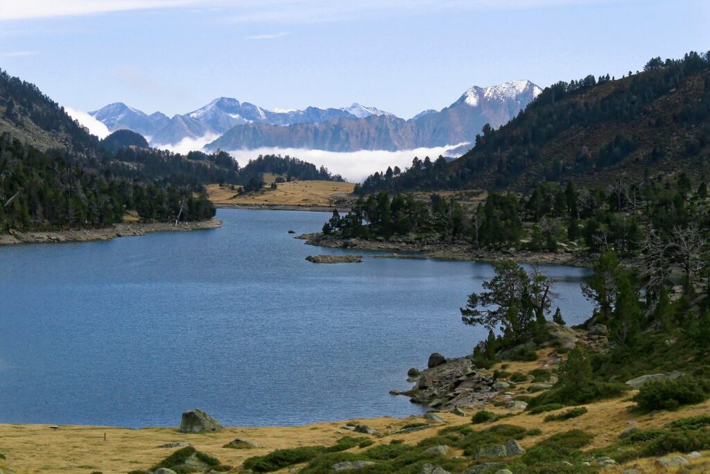 Paysage de montagne avec des sommets en fond